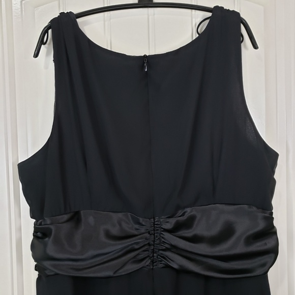 Elegant Black Midi Dress - Picture 5 of 8